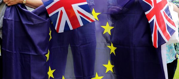 Banderas de la U y del Reino Unido (archivo) - Sputnik Mundo