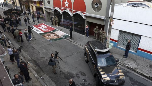 Policías brasileños al lado de la sede del Partido de los Trabajadores en São Paulo Policías brasileños al lado de la sede del Partido de los Trabajadores en São Paulo - Sputnik Mundo
