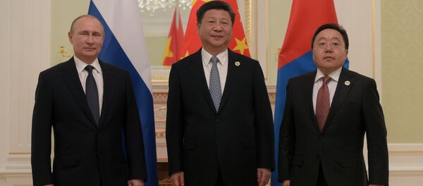 El presidente de Rusia Vladímir Putin, el presidente de China Xi Jinping y  el presidente de Mongolia Tsakhia Elbegdorj - Sputnik Mundo