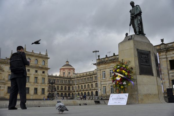 Una ofrenda floral con la consigna Adiós a la guerra en Colombia 1964-2016 cerca de la estatua del libertador Simón Bolívar en Bogotá Una ofrenda floral con la consigna Adiós a la guerra en Colombia 1964-2016 cerca de la estatua del libertador Simón Bolívar en Bogotá - Sputnik Mundo