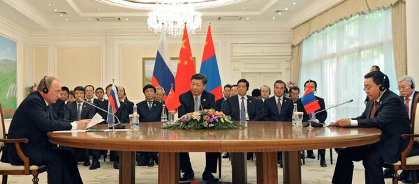 El presidente de Rusia Vladímir Putin, el presidente de China Xi Jinping y  el presidente de Mongolia Tsakhia Elbegdorj - Sputnik Mundo