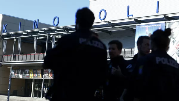 Policías alemanes en frente del cine donde tuvo lugar el tiroteo, Viernheim - Sputnik Mundo