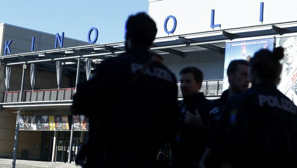 Policías alemanes en frente del cine donde tuvo lugar el tiroteo, Viernheim - Sputnik Mundo