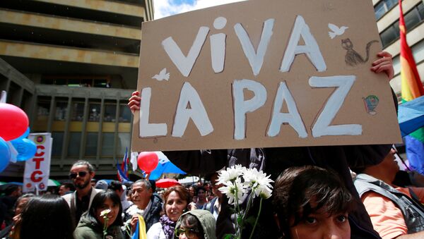 People celebrate the signing of a historic ceasefire deal between the Colombian government and FARC rebels in Bogota, Colombia - Sputnik Mundo