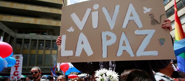 People celebrate the signing of a historic ceasefire deal between the Colombian government and FARC rebels in Bogota, Colombia - Sputnik Mundo