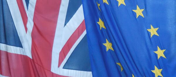 Banderas del Reino Unido y la UE Banderas del Reino Unido y la UE - Sputnik Mundo