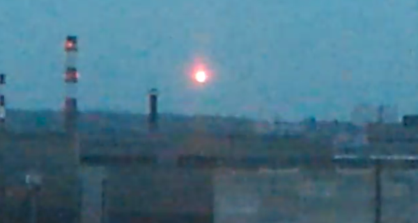 ¡Marcianos al ataque!: Una misteriosa bola de fuego ilumina el cielo de una ciudad rusa - Sputnik Mundo