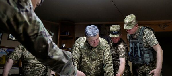 Petró Poroshenko, presidente ucraniano (izda.) - Sputnik Mundo