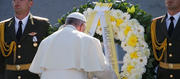 Papa Francisco rinde homenaje a las víctimas el genocidio armenio en Ereván Papa Francisco rinde homenaje a las víctimas el genocidio armenio en Ereván - Sputnik Mundo