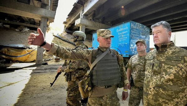 Petró Poroshenko (dcha.) durante su visita a Donbás - Sputnik Mundo