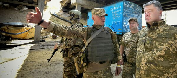 Petró Poroshenko (dcha.) durante su visita a Donbás - Sputnik Mundo