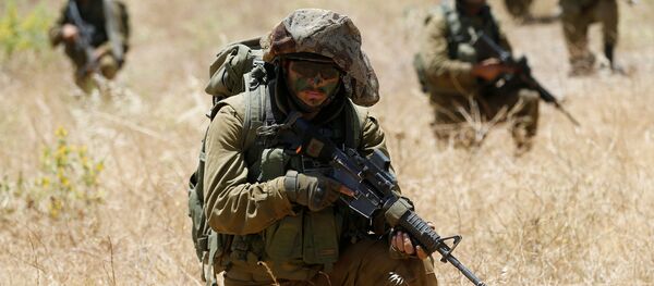 Soldados israelíes durante las maniobras en los Altos del Golán en la frontera con Siria - Sputnik Mundo