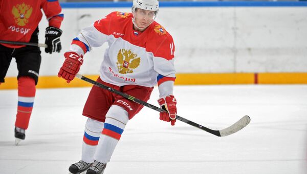 Vladímir Putin, presidente de Rusia, jugando al hockey - Sputnik Mundo