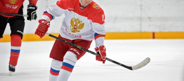Vladímir Putin, presidente de Rusia, jugando al hockey Vladímir Putin, presidente de Rusia, jugando al hockey - Sputnik Mundo