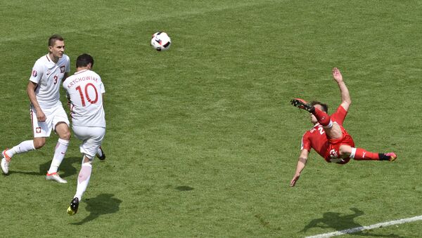 Switzerland's midfielder Xherdan Shaqiri (R) shoots to score his team's equaliser during the Euro 2016 round of sixteen football match Switzerland vs Poland, on June 25, 2016 - Sputnik Mundo