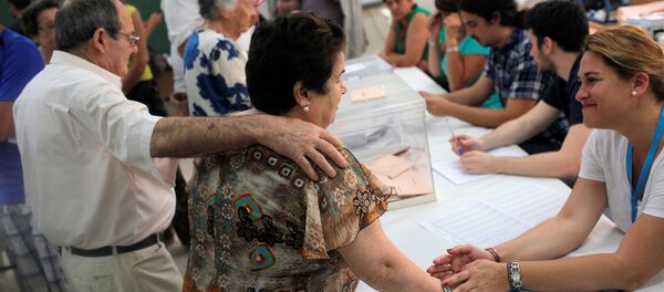 A woman is greeted by an electoral observer of People's Party (PP) after voting in Spain's general election at a polling station in Rincon de la Victoria - Sputnik Mundo