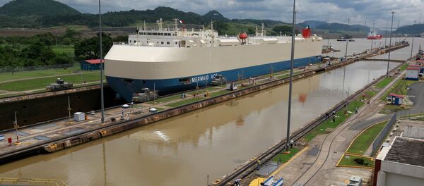 A cargo ship is pictured crossing through the Miraflores locks, a day before the inauguration of the Panama Canal Expansion project, in Panama City, Panama June 25, 2016 - Sputnik Mundo