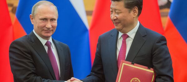El presidente de Rusia con su homólogo chino, Xi jingping durante la firma de acuerdos en Pekín - Sputnik Mundo
