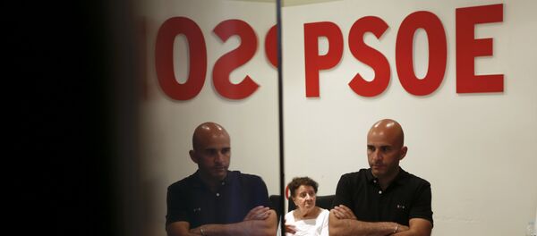 La gente esperando los resultados de las elecciones en la sede del PSOE en España La gente esperando los resultados de las elecciones en la sede del PSOE en España - Sputnik Mundo