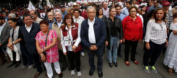 Andrés Manuel López Obrador, líder del Movimiento de Regeneración Nacional (Morena, izquierda), durante una protesta - Sputnik Mundo