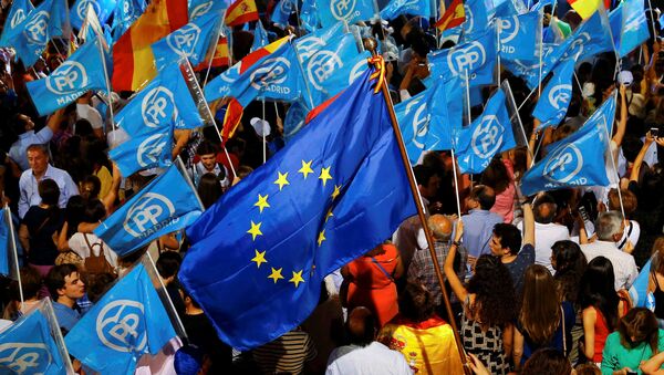 People's Party (PP) supporters react after results were announced in Spain's general election in Madrid - Sputnik Mundo