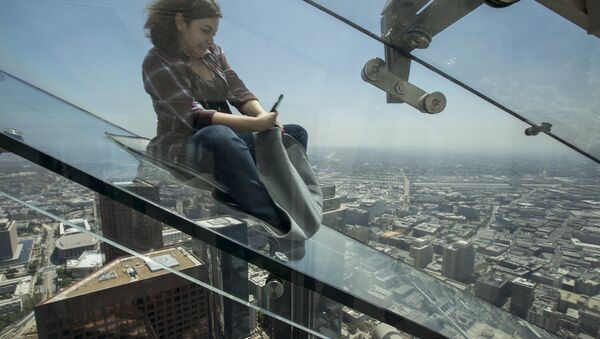 La gente deslizando por el tobogán Skyslide en EEUU - Sputnik Mundo