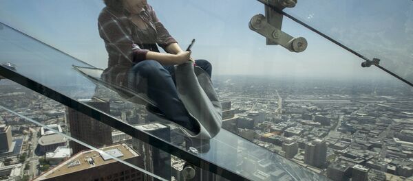 La gente deslizando por el tobogán Skyslide en EEUU - Sputnik Mundo