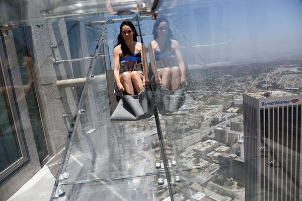 La gente deslizándose por el tobogán Skyslide, en EEUU La gente deslizándose por el tobogán Skyslide, en EEUU - Sputnik Mundo