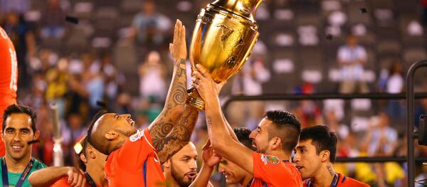 Jugadores chilenos celebran el histórico segundo título en la Copa América contra el combinado nacional argentino. - Sputnik Mundo