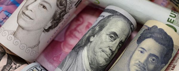 Billetes de euros, dólares hongkones y estadounidenses, libras y yuanes - Sputnik Mundo