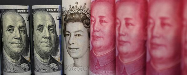 Billetes de dólares estadounidenses, libras y yuanes - Sputnik Mundo