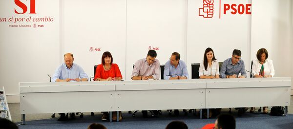 La reunión de miembros del PSOE en su sede en Madrid tras las elecciones generales - Sputnik Mundo