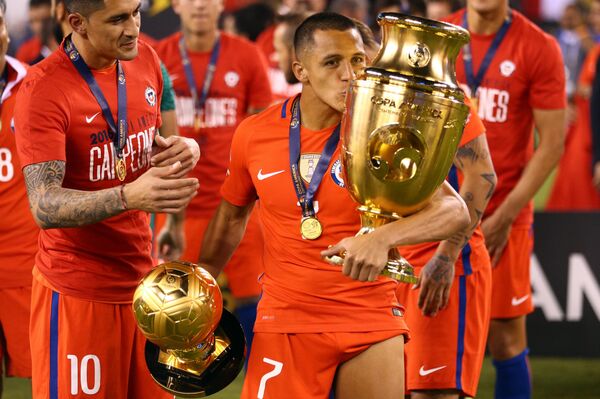 Alexis Sánchez, 'Balón de Oro' de la Copa América Alexis Sánchez, 'Balón de Oro' de la Copa América - Sputnik Mundo