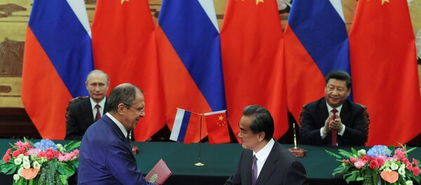 Presidente ruso, Vladímir Putin y presidente chino Xi Jiping, y los cancilleres de Rusia y China - Sputnik Mundo