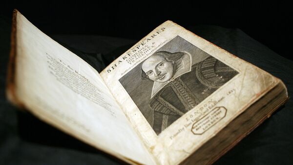 Un libro de las obras de Shakespeare - Sputnik Mundo