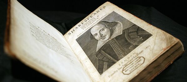 Un libro de las obras de Shakespeare Un libro de las obras de Shakespeare - Sputnik Mundo