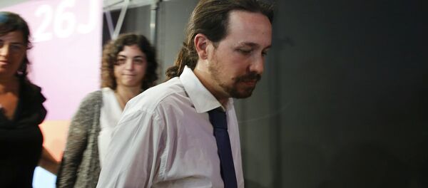 Podemos (We Can) party leader Pablo Iglesias leaves after addressing journalists on the results in Spain's general election in Madrid - Sputnik Mundo