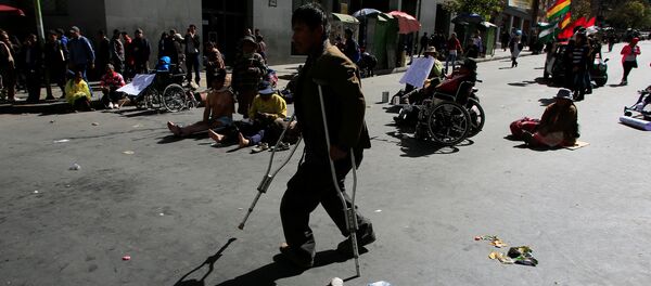 Un discapacitado durante protestas en La Paz (archivo) - Sputnik Mundo