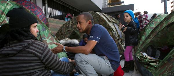 Los cubanos frente a Embajada mexicana en Ecuador - Sputnik Mundo