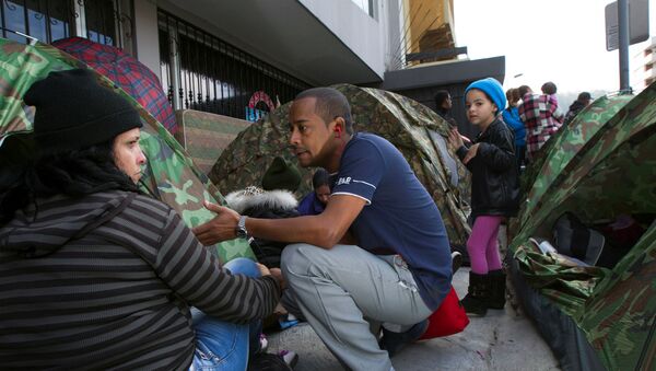 Los cubanos frente a Embajada mexicana en Ecuador - Sputnik Mundo