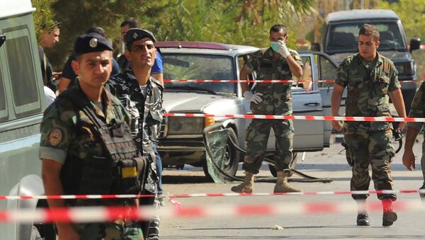 Lebanese army soldiers and policemen secure the area at the site where suicide bomb attacks took place in the Christian village of Qaa, in the Bekaa valley, Lebanon June 27, 2016. - Sputnik Mundo