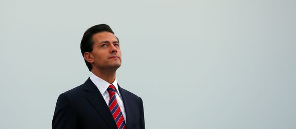 Mexico's President Enrique Pena Nieto looks on at the Citadelle in Quebec City - Sputnik Mundo