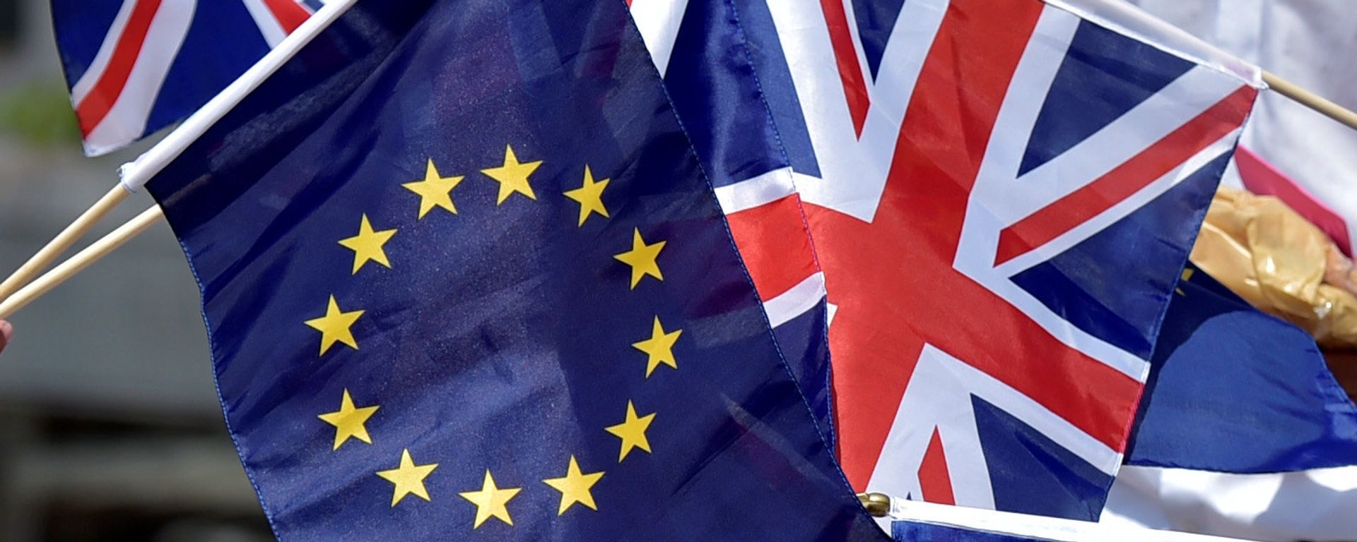 Las banderas de la UE y el Reino Unido Las banderas de la UE y el Reino Unido - Sputnik Mundo, 1920, 27.04.2021