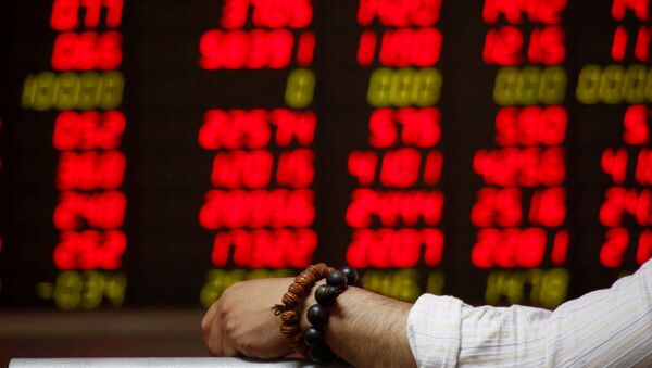 A man wearing prayer beads looks at an electronic board at a brokerage house in Beijing - Sputnik Mundo