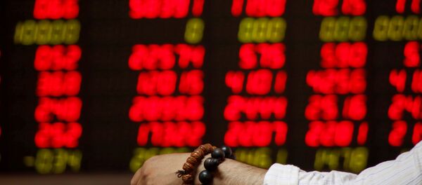 A man wearing prayer beads looks at an electronic board at a brokerage house in Beijing - Sputnik Mundo