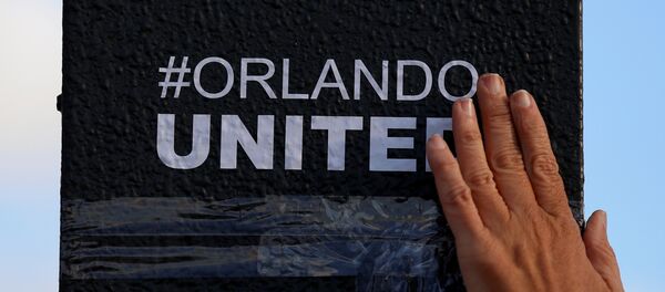 La gente rinde homenaje a las víctimas del atentado en Orlando La gente rinde homenaje a las víctimas del atentado en Orlando - Sputnik Mundo