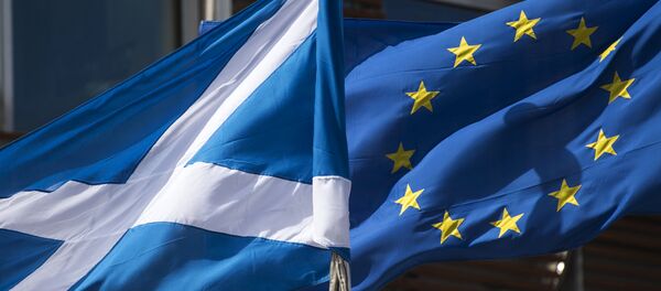 Las banderas de Escocia y de la Unión Europea - Sputnik Mundo