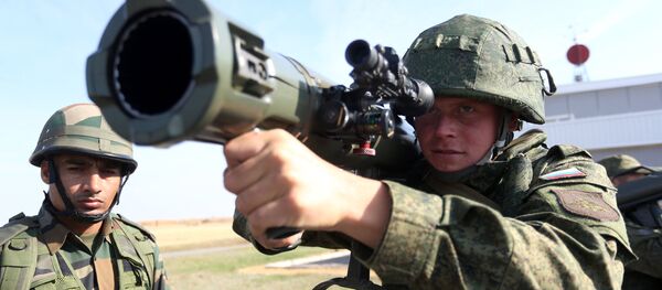 Soldados ruso e indio durante ejercisios militares conjuntos (archivo) - Sputnik Mundo