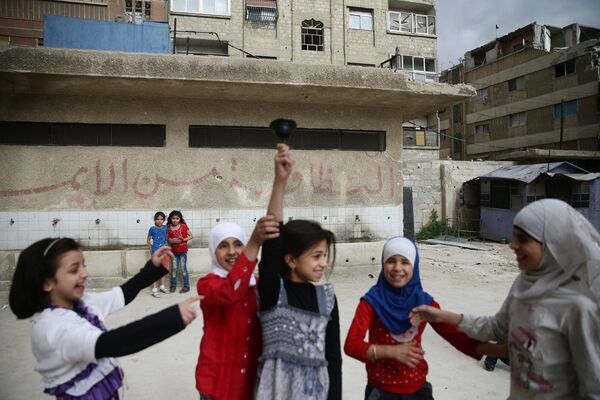 Un refugio antiaéreo como aula de estudios: las escuelas de la Siria de hoy - Sputnik Mundo