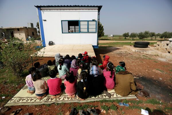 Un refugio antiaéreo como aula de estudios: las escuelas de la Siria de hoy - Sputnik Mundo